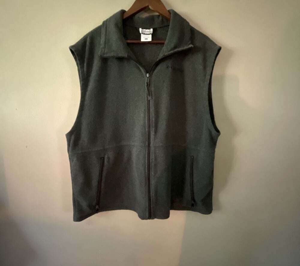 Columbia Steens Mountain Full Zip Fleece Vest in Charcoal Gray Vest
